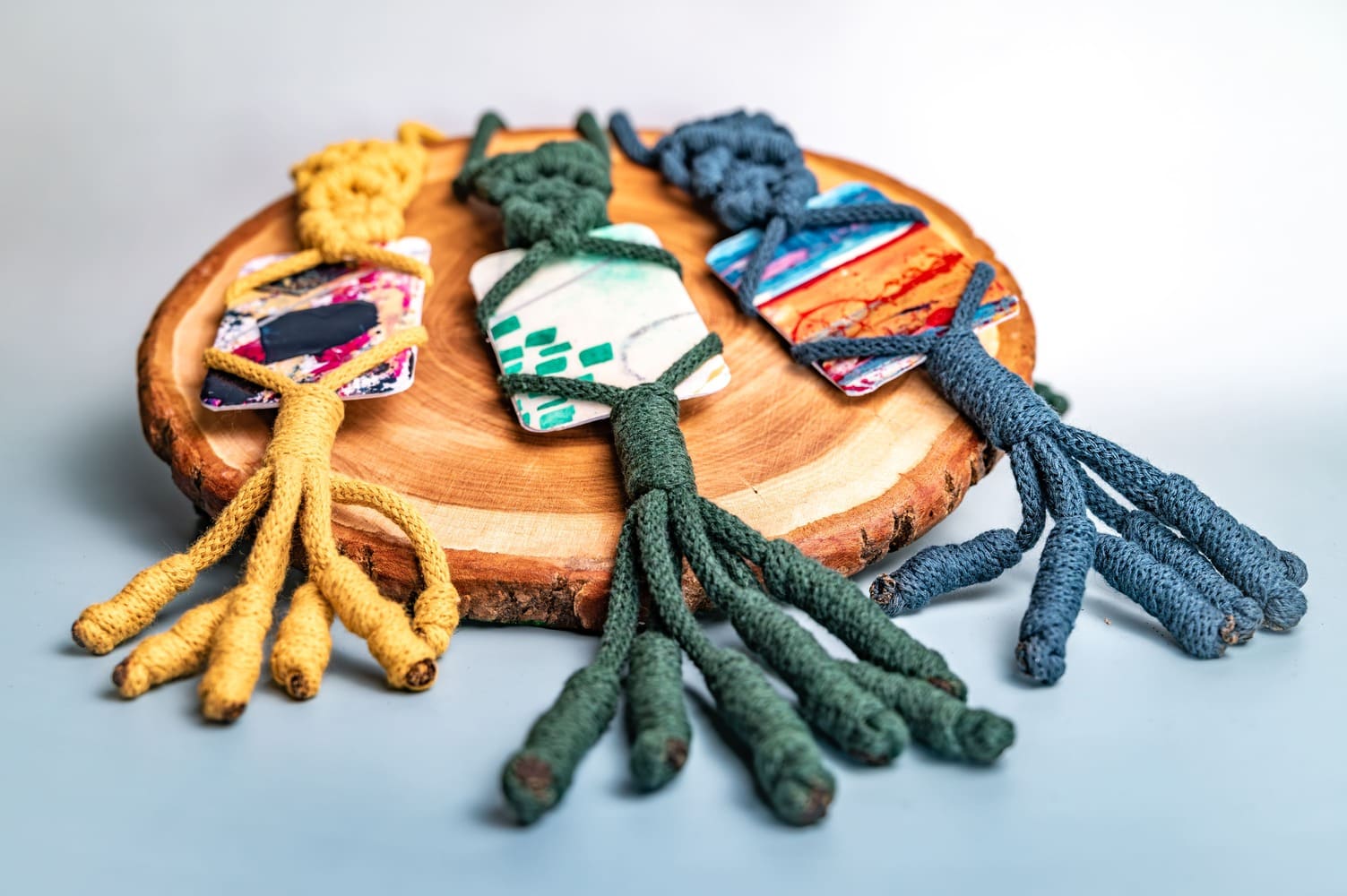Amuleto unico con dipinto intuitivo e nodo macramé di cotone