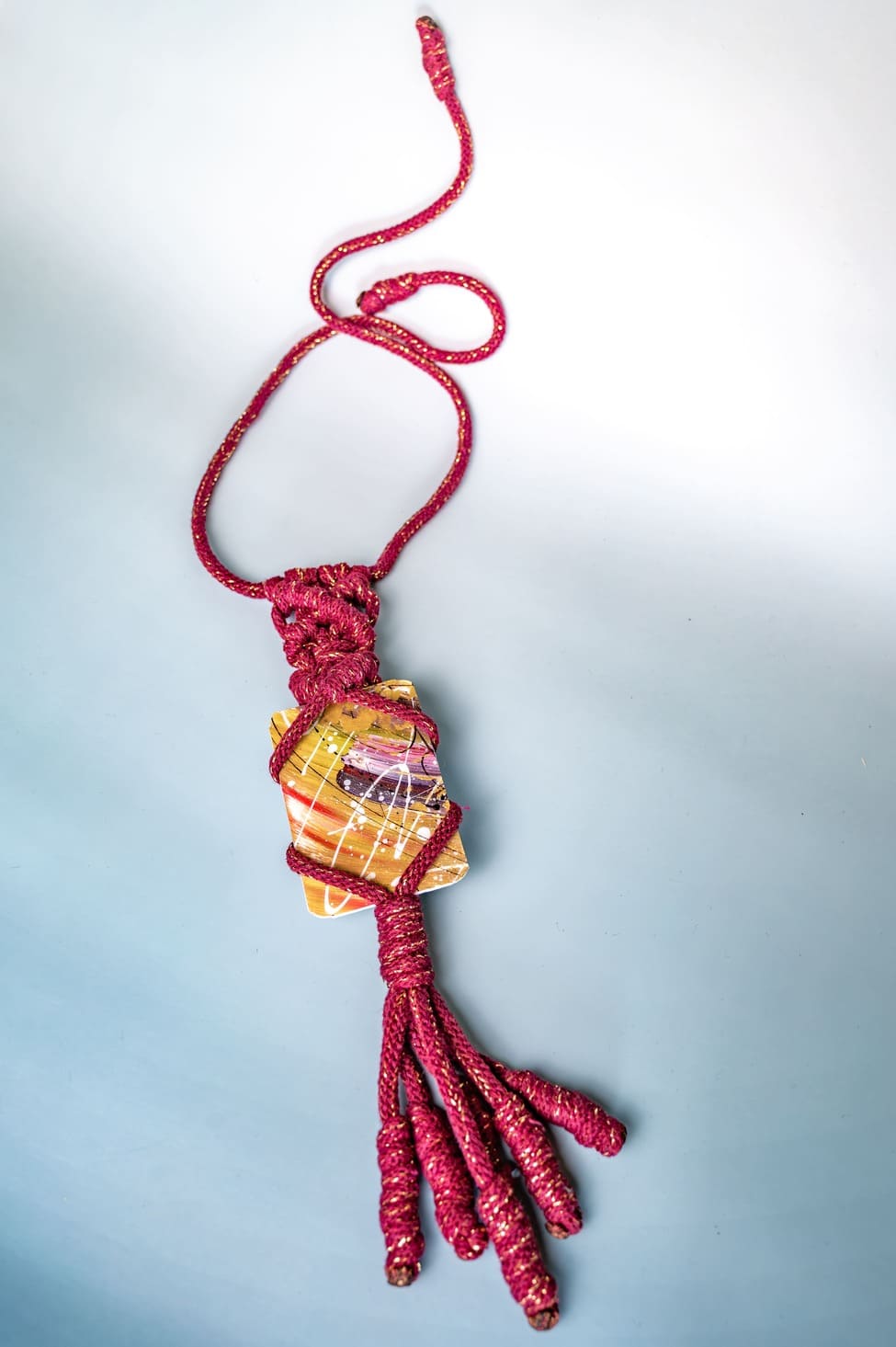 Amuleto artistico con frammento di dipinto e intreccio macramé