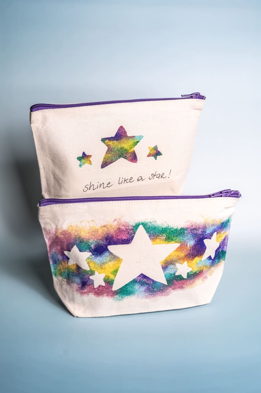 Beauty-case dipinto a mano con colori vivaci e motivi artistici