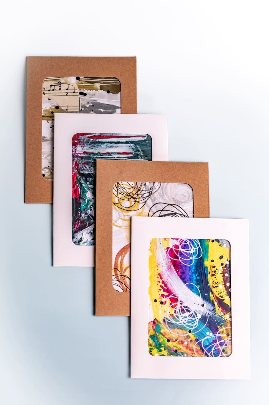 Cartolina unica con design astratto e colori vivaci