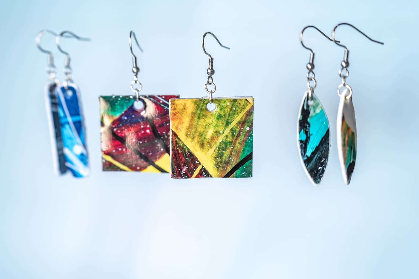 Orecchini Wearable Art con frammenti di dipinti intuitivi