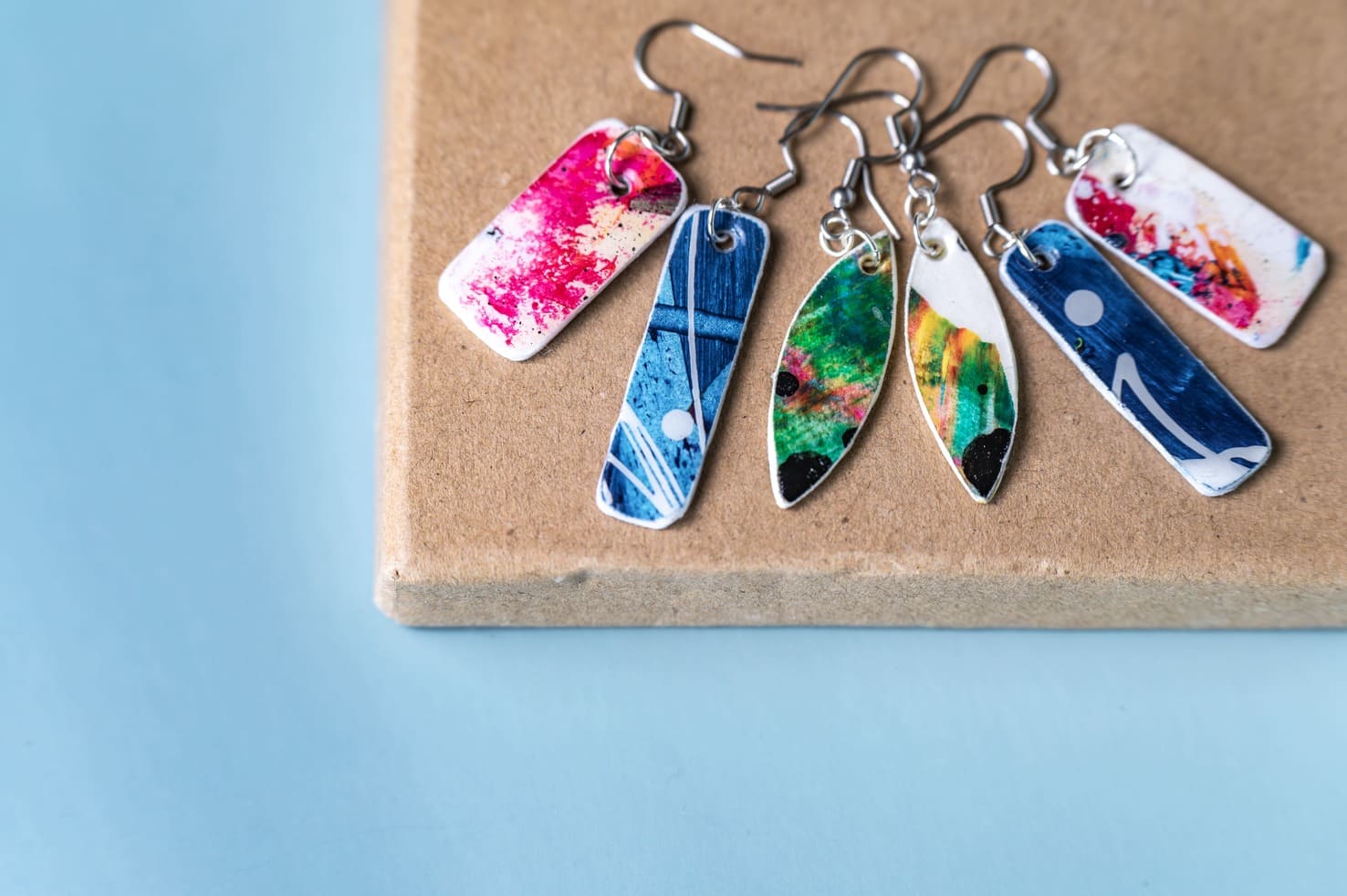Orecchini double-face Wearable Art con colori vivaci