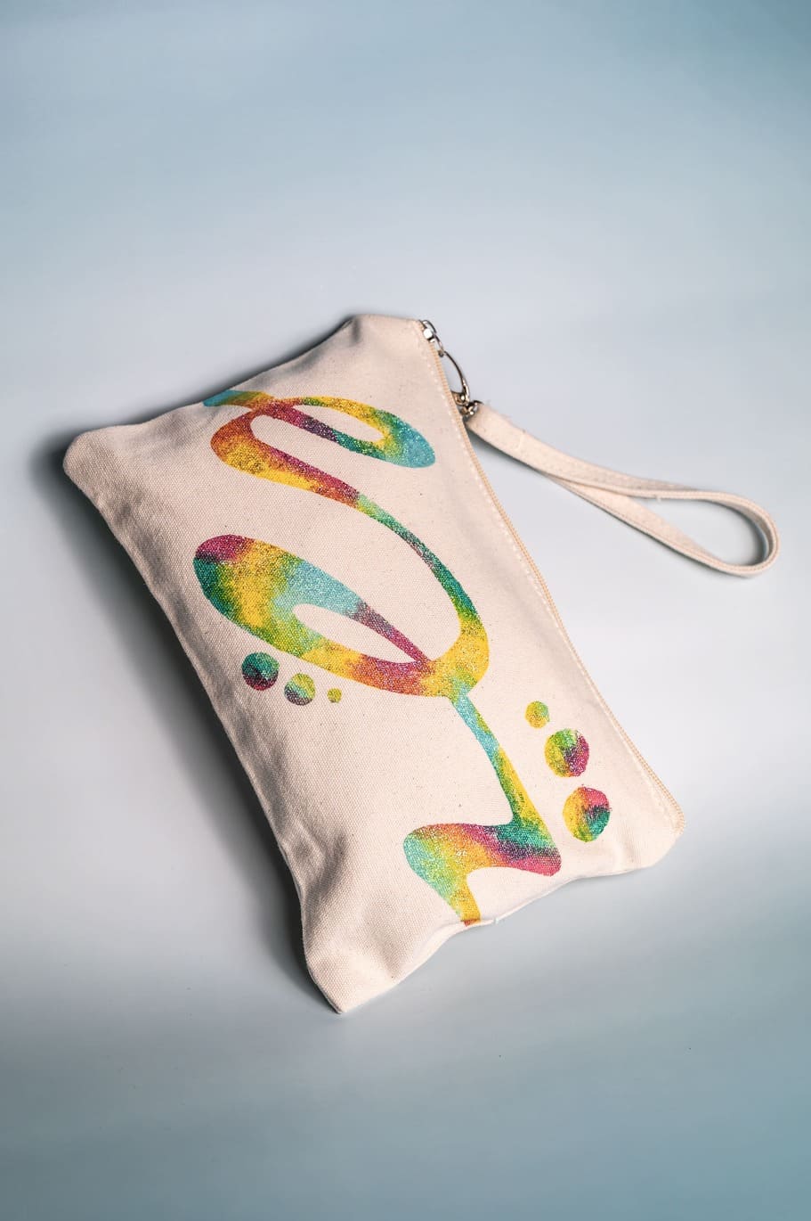 Pochette unica con motivi colorati e forme fluide