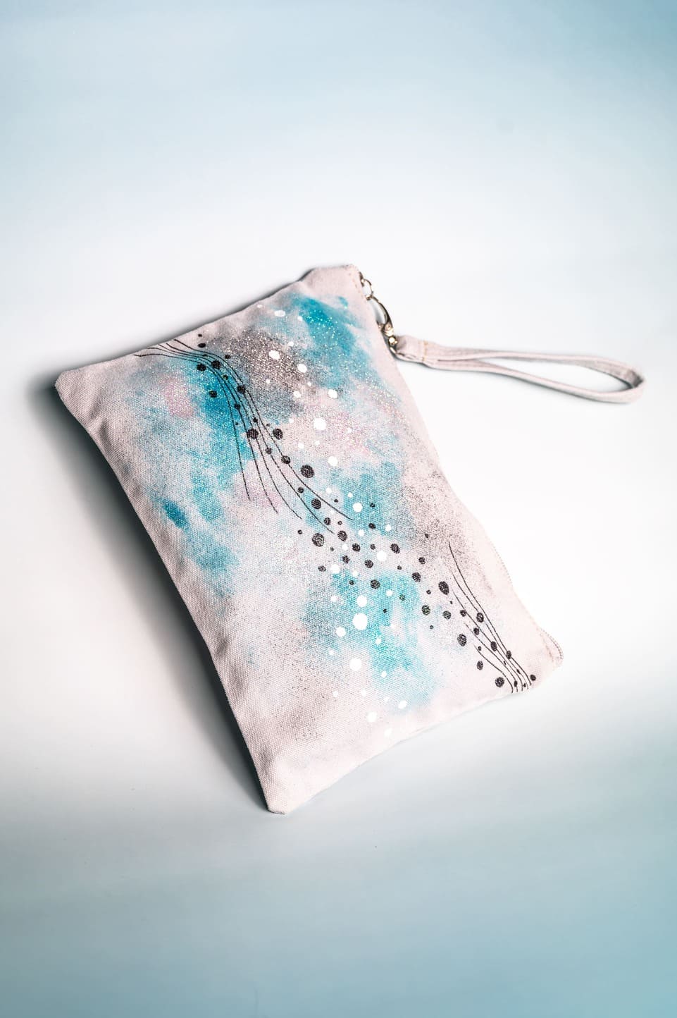 Borsa artistica con design unico e colori armoniosi