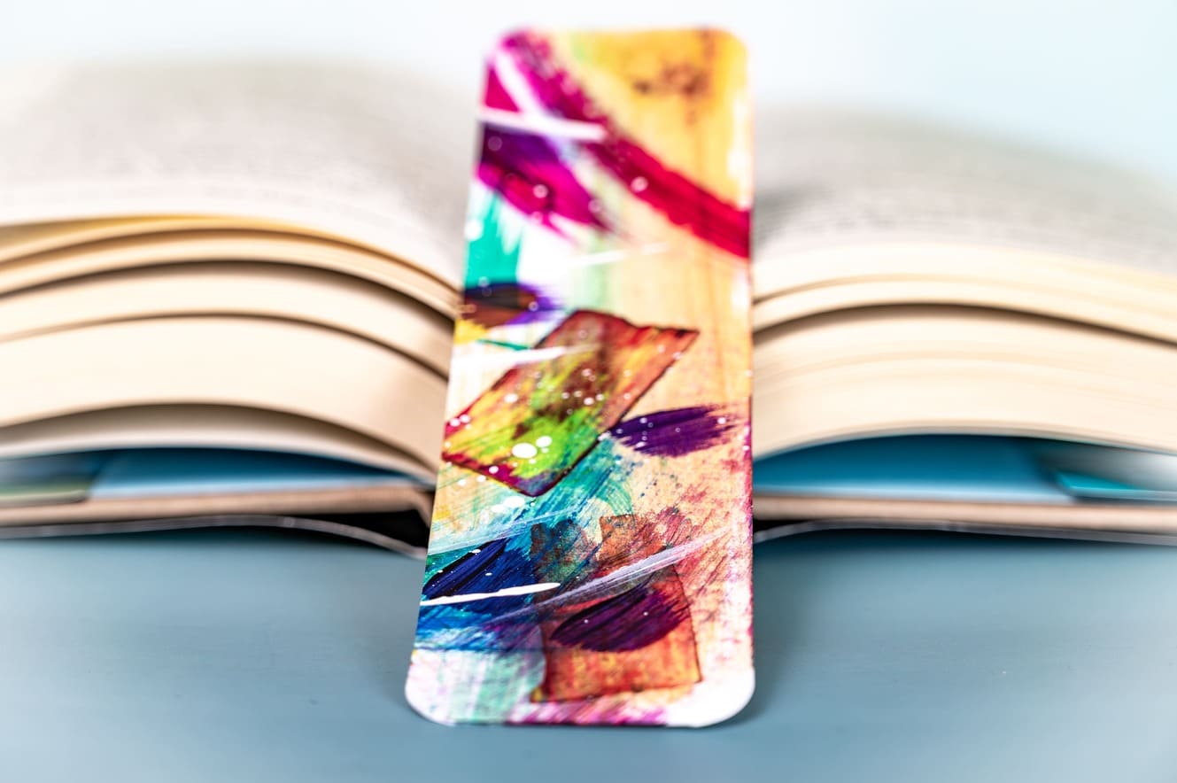 Segnalibro artistico dipinto a mano con colori vivaci