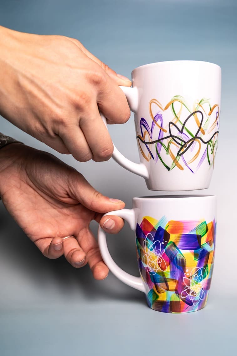 Tazza in ceramica dipinta a mano con motivi astratti