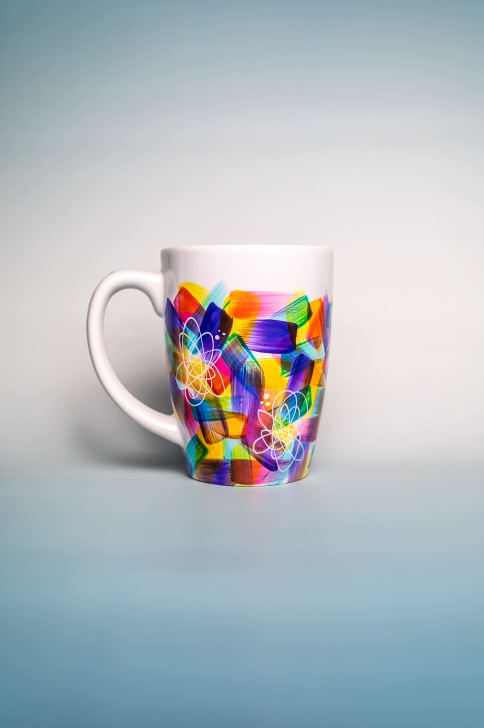 Tazza artistica con colori vivaci e design unico