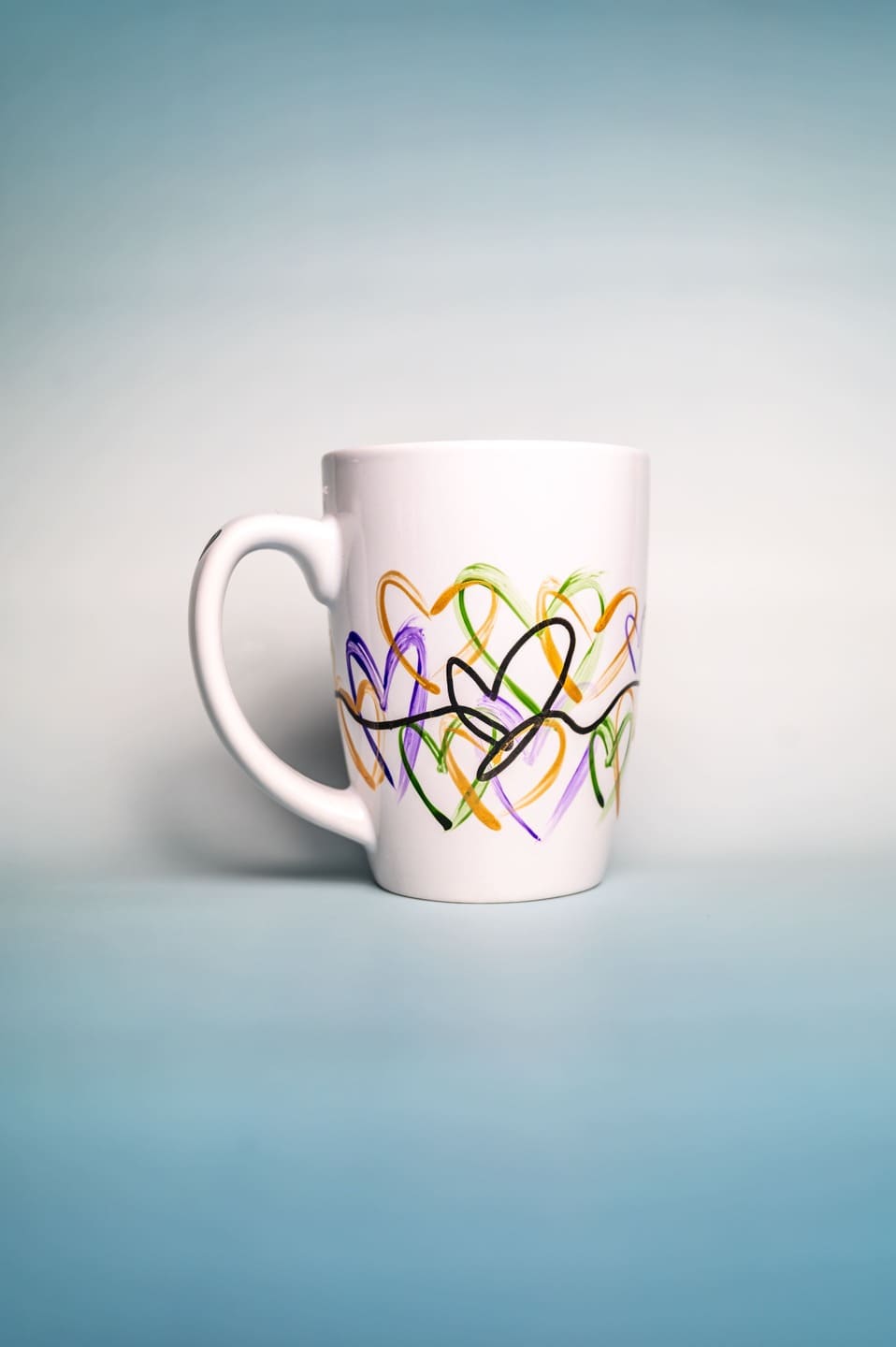 Tazza ceramica con dipinto intuitivo e texture particolare