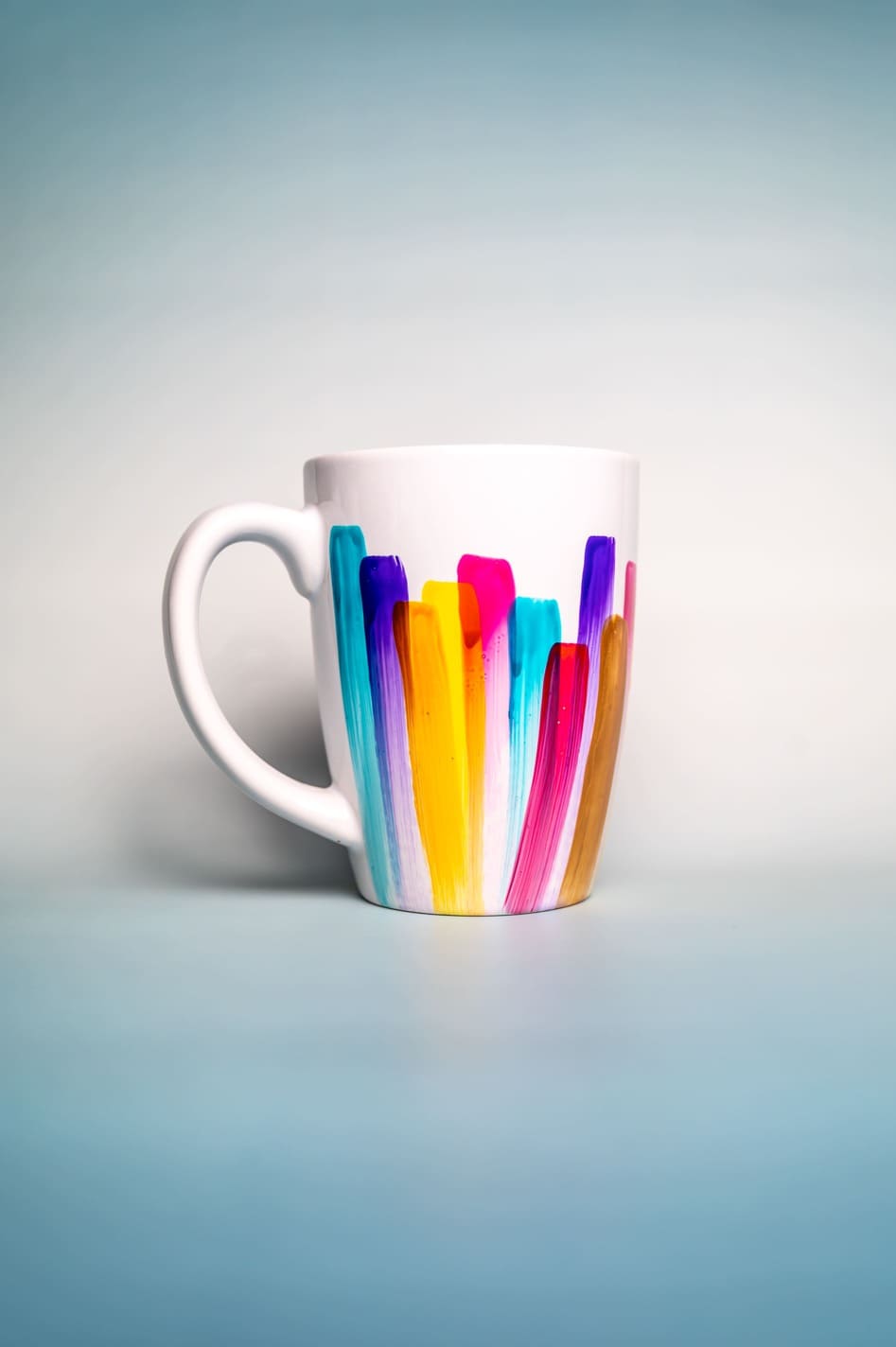 Tazza unica con design artistico e colori armoniosi