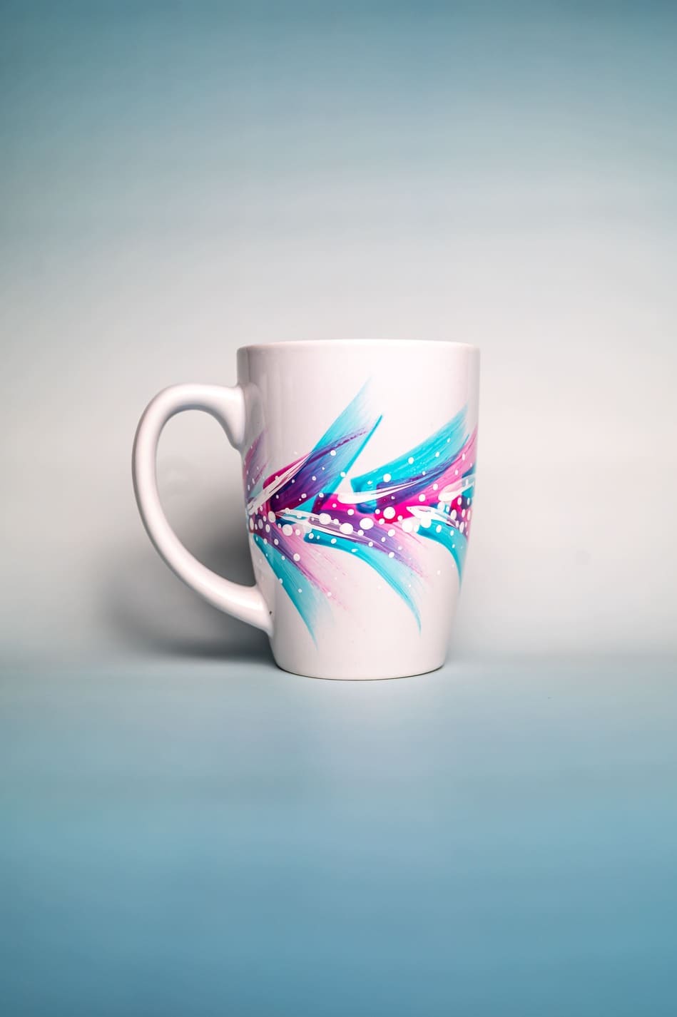 Tazza in ceramica con motivi colorati e forme fluide