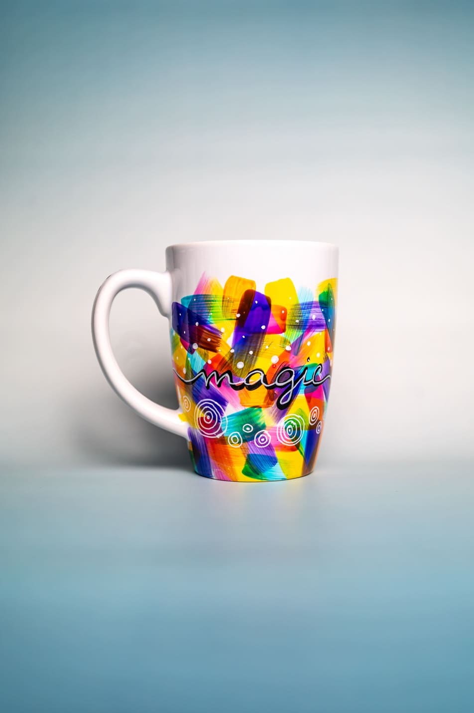 Tazza artistica con texture uniche e colori vivaci