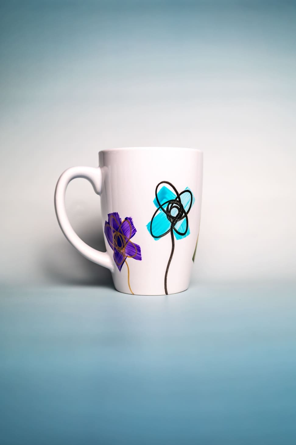 Tazza ceramica dipinta a mano con design astratto