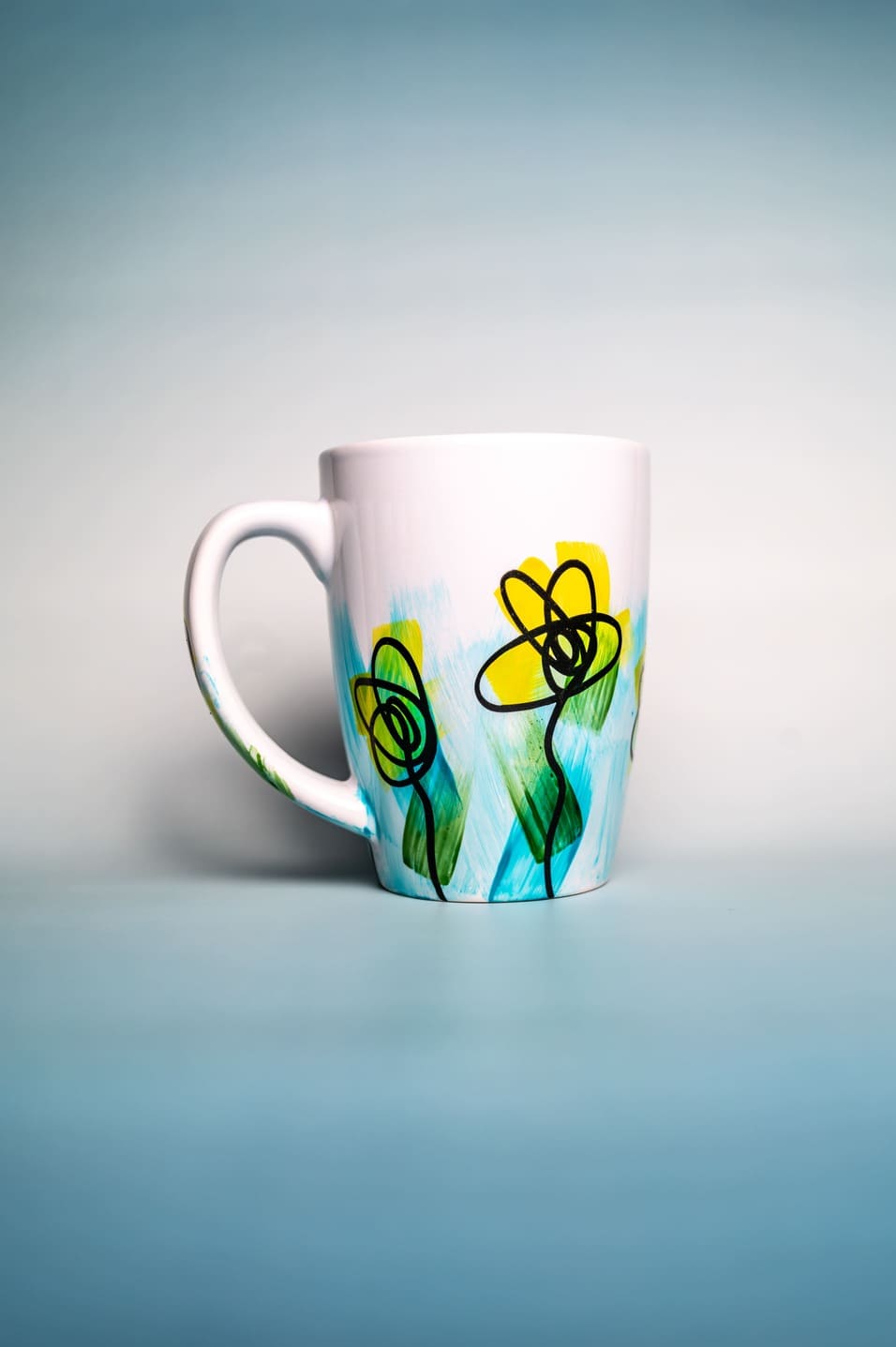 Tazza unica con motivi artistici e colori armoniosi